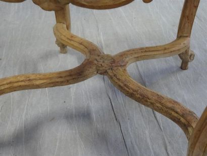 Paire de chaises en bois sculpté et canné
Epoque...