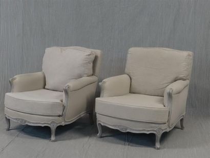 Paire de fauteuils club en bois sculpté et...