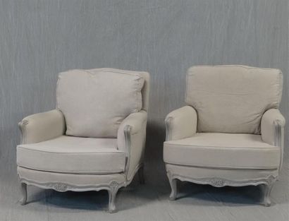 Paire de fauteuils club en bois sculpté et...