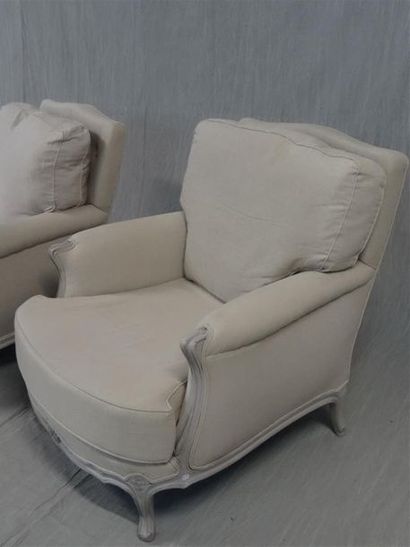 Paire de fauteuils club en bois sculpté et...