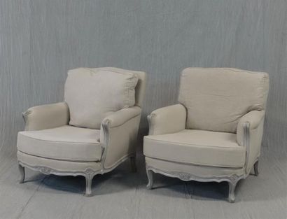 Paire de fauteuils club en bois sculpté et...