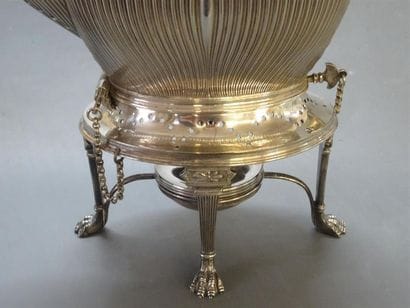 Samovar en métal argenté.
Travail anglais.
32...
