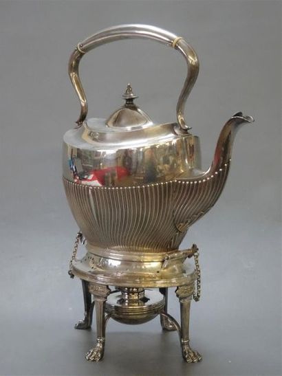 Samovar en métal argenté.
Travail anglais.
32...