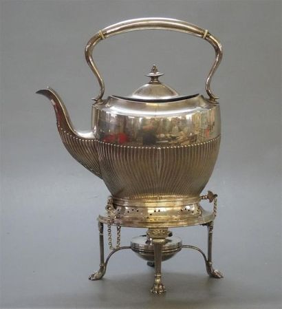Samovar en métal argenté.
Travail anglais.
32...