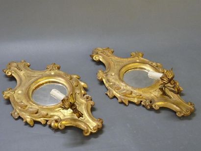 Paire d'appliques en bois doré ornées de...