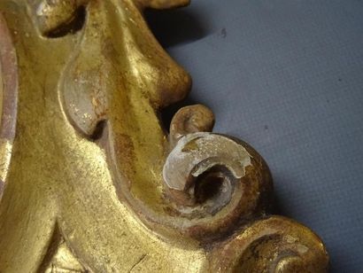 Paire d'appliques en bois doré ornées de...