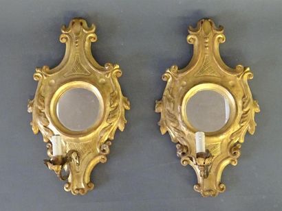 Paire d'appliques en bois doré ornées de...