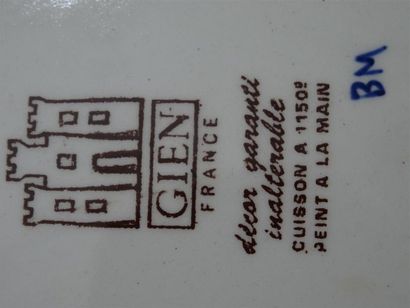 GIEN : Plateau à anse et deux coupes creuses...