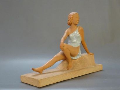 Femme assise, épreuve en terre cuite.
Signée...