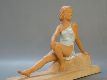 Femme assise, épreuve en terre cuite.
Signée...