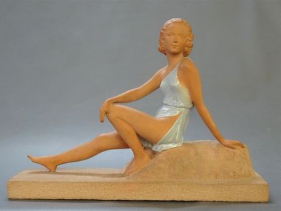 Femme assise, épreuve en terre cuite.
Signée...