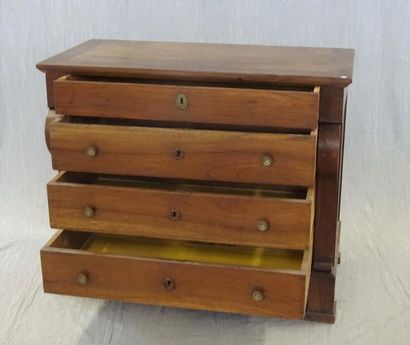 Commode en noyer ouvrant à quatre tiroirs,...