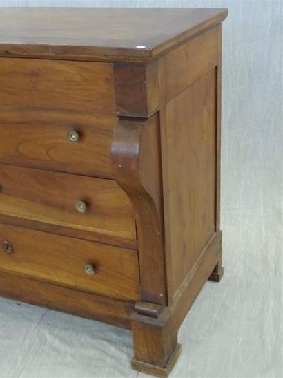 Commode en noyer ouvrant à quatre tiroirs,...