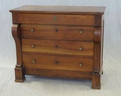 Commode en noyer ouvrant à quatre tiroirs,...