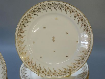 SEVRES
Vingt-deux assiettes plates en porcelaine...