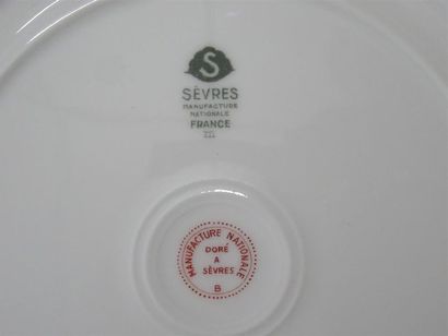 SEVRES
Vingt-deux assiettes plates en porcelaine...