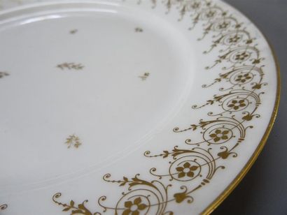 SEVRES
Vingt-deux assiettes plates en porcelaine...