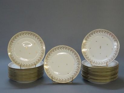 SEVRES
Vingt-deux assiettes plates en porcelaine...
