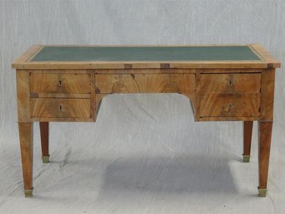 Bureau plat en placage d'acajou ouvrant à...