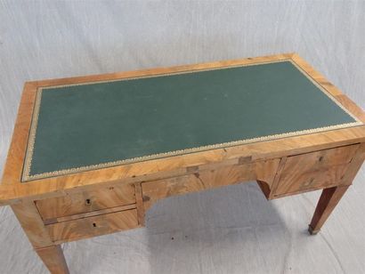 Bureau plat en placage d'acajou ouvrant à...