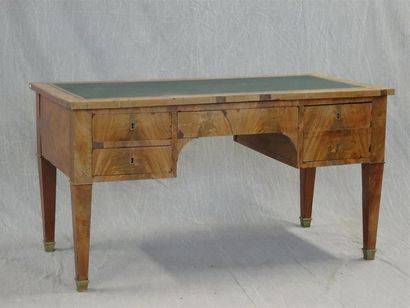 Bureau plat en placage d'acajou ouvrant à...