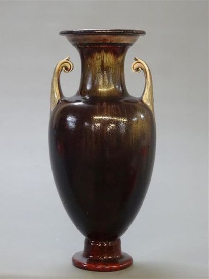 Manufacture de SEVRES:
Vase sur piedouche...