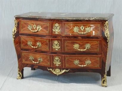 Commode tombeau en frisage de palissandre...