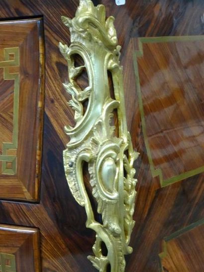 Commode tombeau en frisage de palissandre...