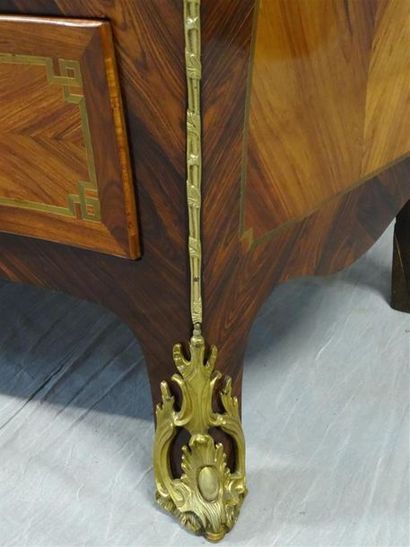Commode tombeau en frisage de palissandre...