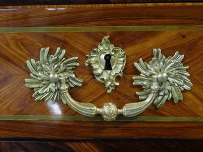 Commode tombeau en frisage de palissandre...