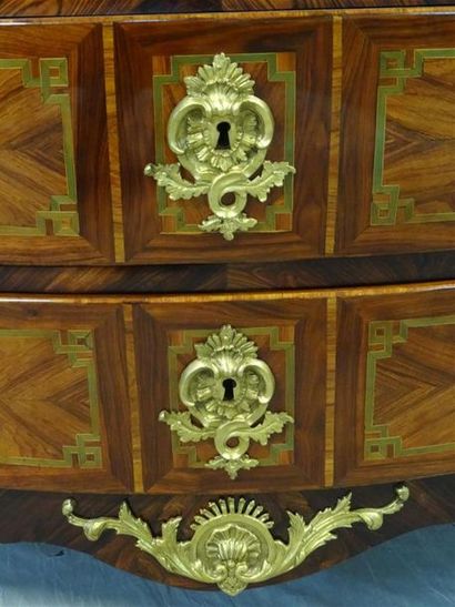 Commode tombeau en frisage de palissandre...