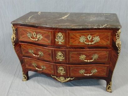 Commode tombeau en frisage de palissandre...