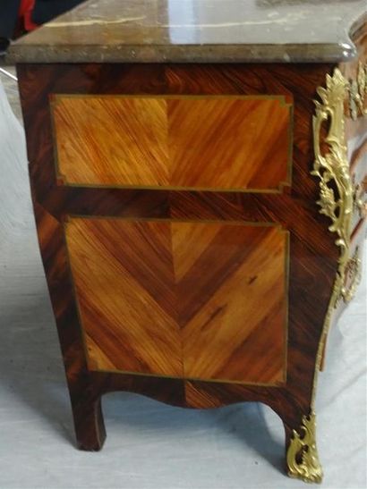 Commode tombeau en frisage de palissandre...