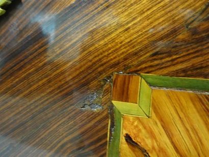Commode tombeau en frisage de palissandre...