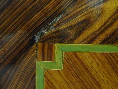 Commode tombeau en frisage de palissandre...