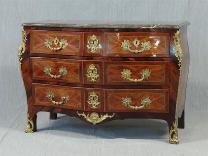 Commode tombeau en frisage de palissandre...