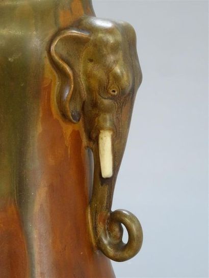 DENBAC - Vase en grés à couverte brune, anses...