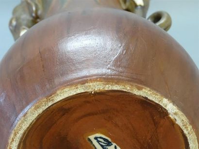 DENBAC - Vase en grés à couverte brune, anses...