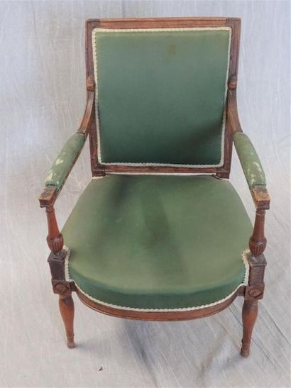 Fauteuil en bois sculpté
Epoque Directoire.
Usure...