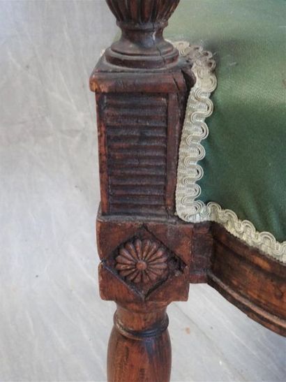 Fauteuil en bois sculpté
Epoque Directoire.
Usure...