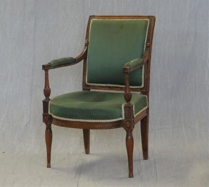 Fauteuil en bois sculpté
Epoque Directoire.
Usure...