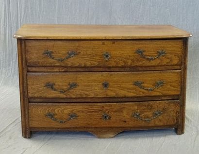 Commode en noyer et chêne
Epoque XVIII°
Plateau...