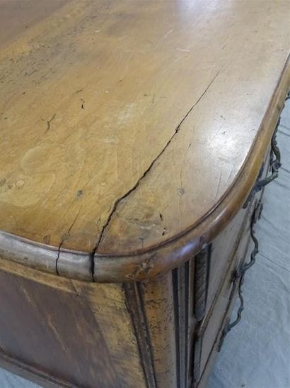 Commode en noyer et chêne
Epoque XVIII°
Plateau...