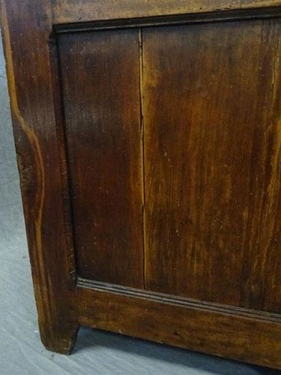 Commode en noyer et chêne
Epoque XVIII°
Plateau...