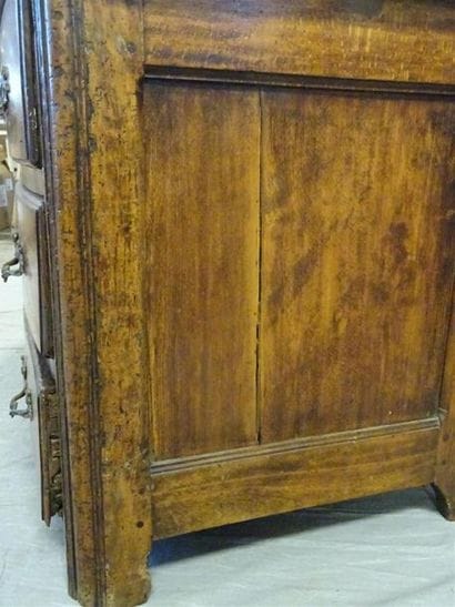 Commode en noyer et chêne
Epoque XVIII°
Plateau...