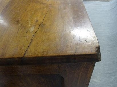 Commode en noyer et chêne
Epoque XVIII°
Plateau...