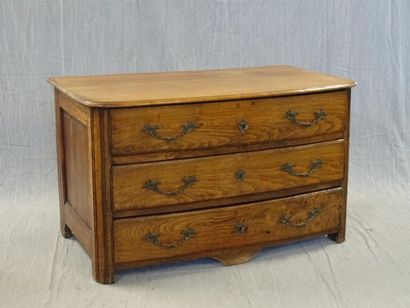 Commode en noyer et chêne
Epoque XVIII°
Plateau...