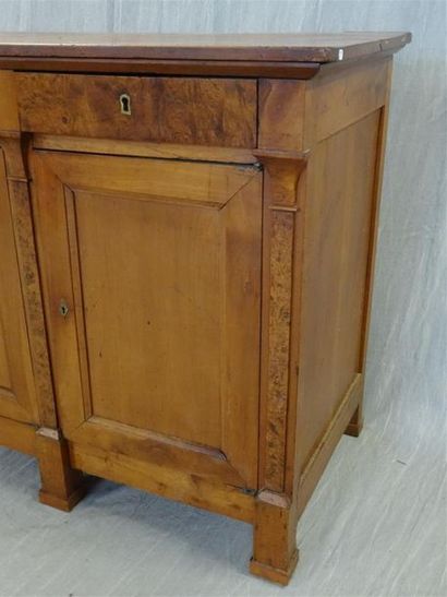 Buffet d'enfilade à quatre portes, et trois...