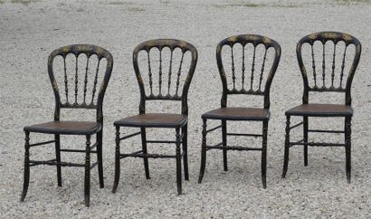 Suite de quatre chaises légères en bois noirci...