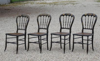 Suite de quatre chaises légères en bois noirci...